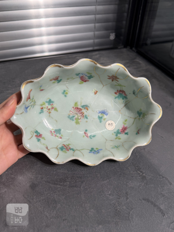 清中期粉青釉粉彩折枝花卉纹荷叶形水盂 - 图2